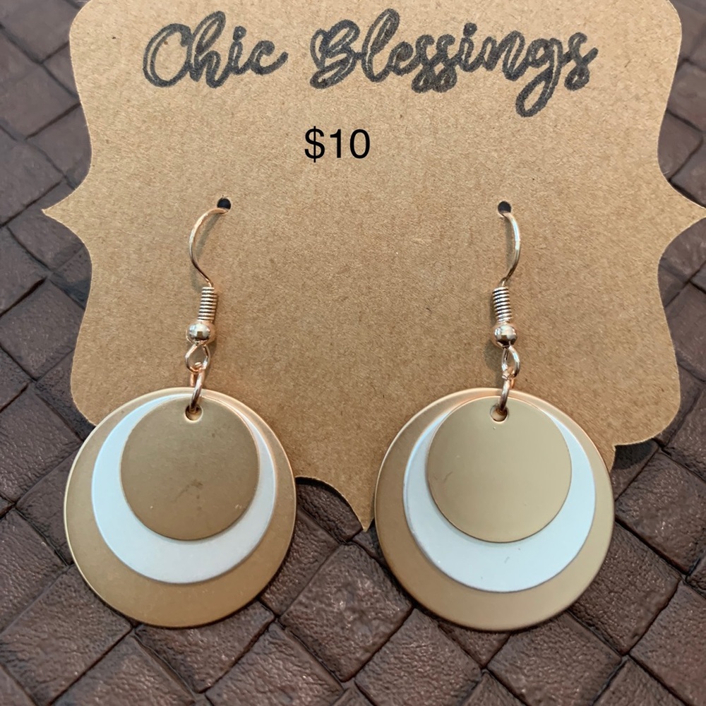 Round earrings